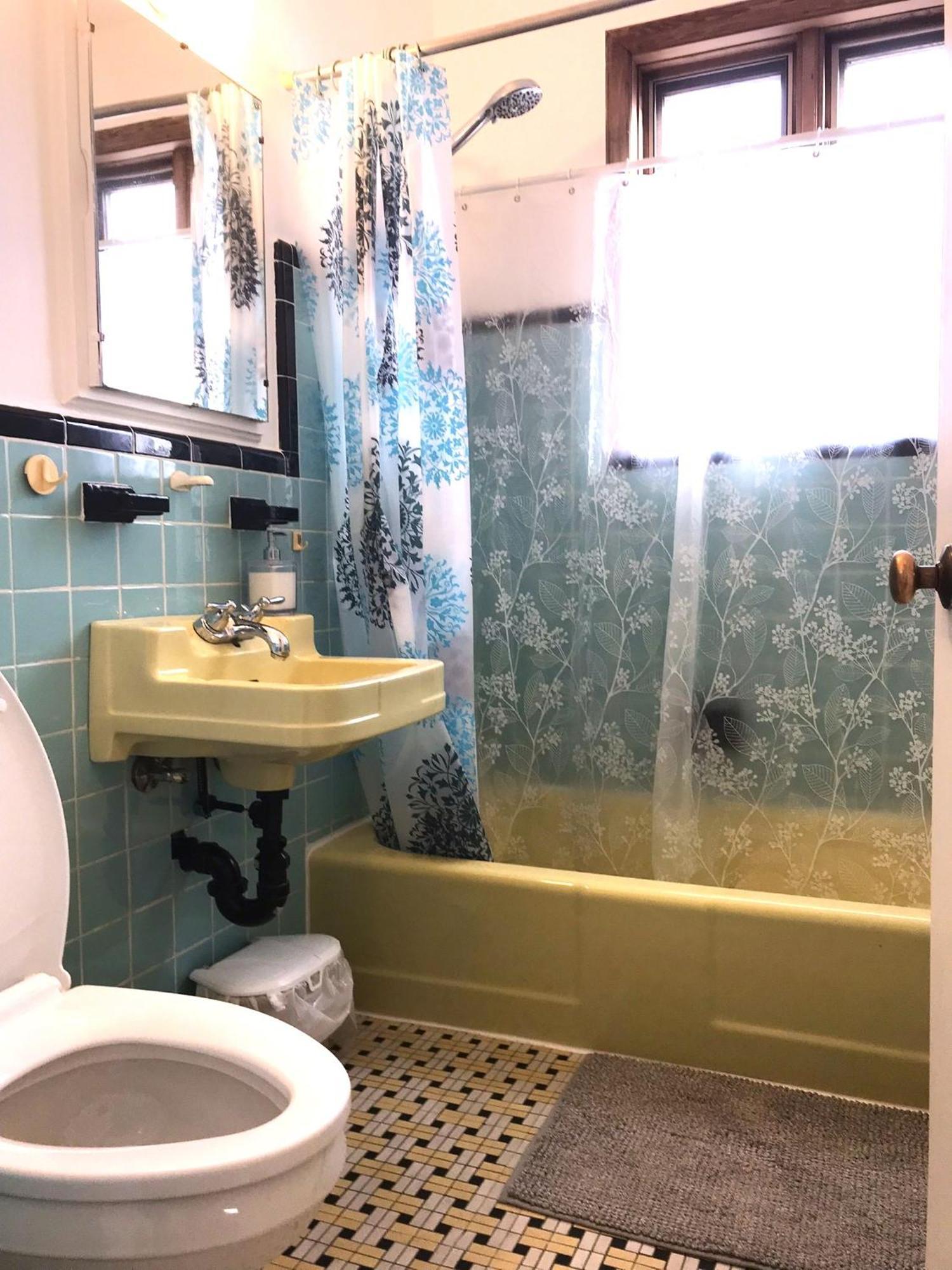 Big Private Midmontreal Next To Station Metro - Parking Free Homestay Montreal