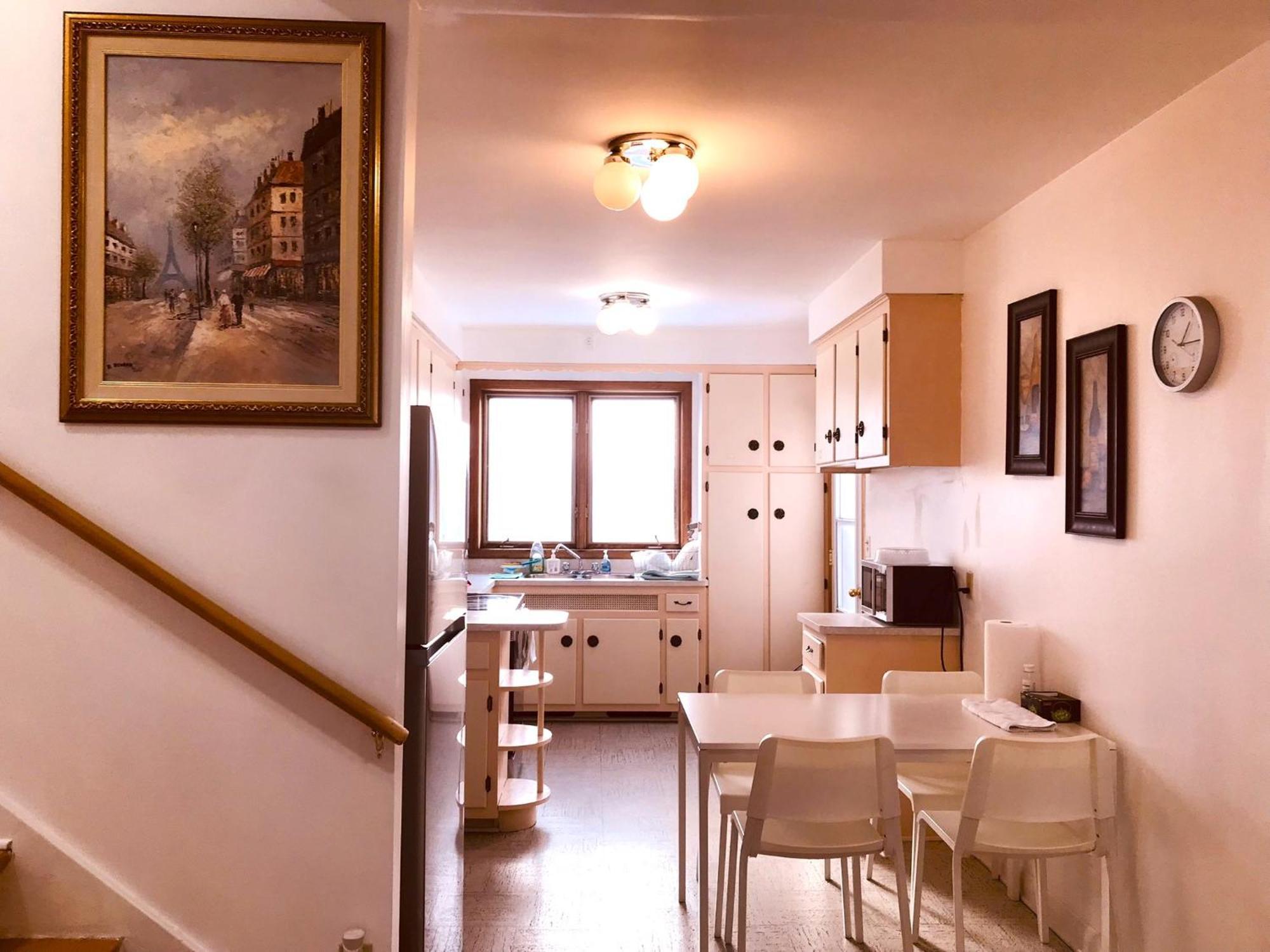 Big Private Midmontreal Next To Station Metro - Parking Free *