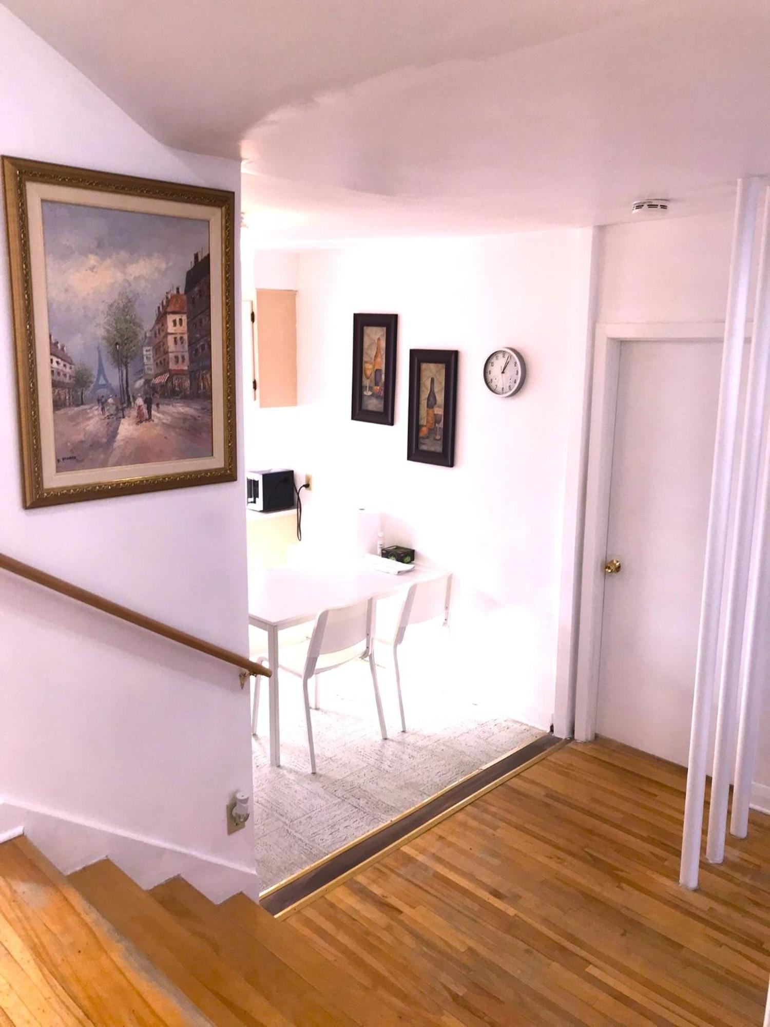Homestay Big Private Midmontreal Next To Station Metro - Parking Free Montreal