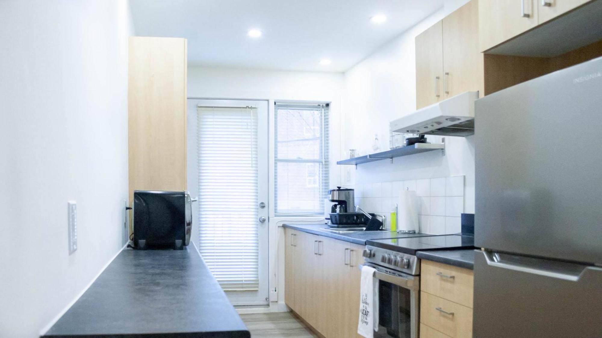 Lovely 1 Bed & Sofa Bed In Plateau Steps From Laurier Metro *