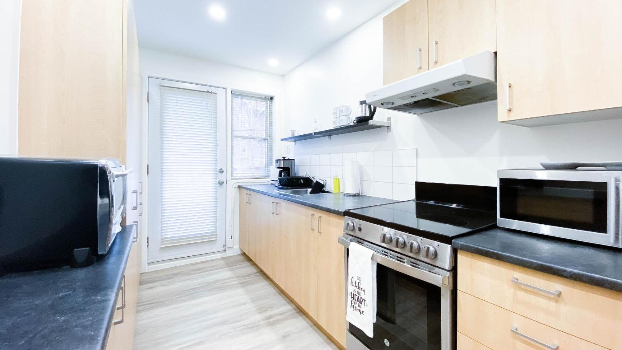 Lovely 1 Bed & Sofa Bed In Plateau Steps From Laurier Metro