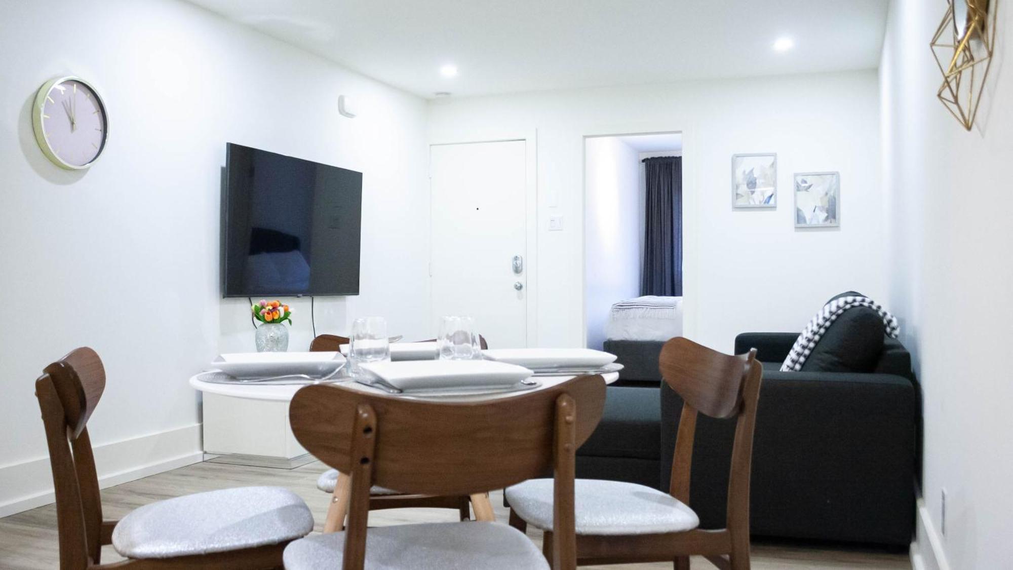 Lovely 1 Bed & Sofa Bed In Plateau Steps From Laurier Metro Montreal