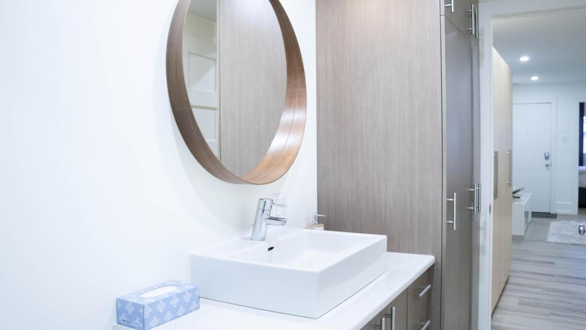 Lovely 1 Bed & Sofa Bed In Plateau Steps From Laurier Metro Apartment