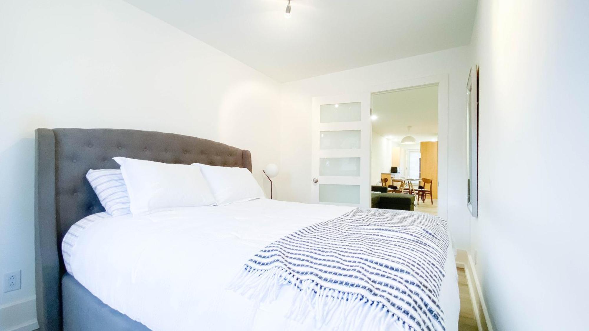 Lovely 1 Bed & Sofa Bed In Plateau Steps From Laurier Metro Montreal