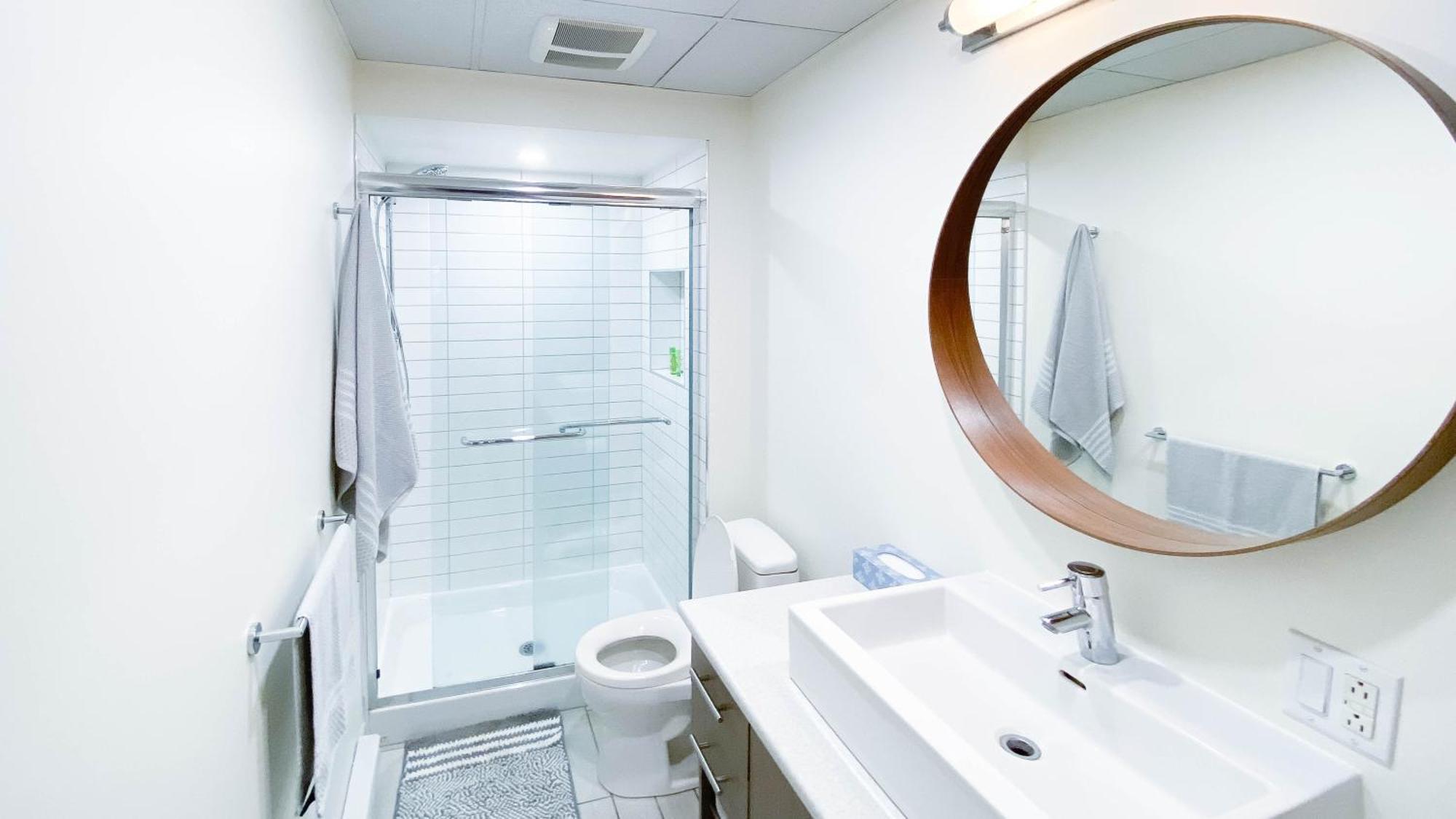 Lovely 1 Bed & Sofa Bed In Plateau Steps From Laurier Metro