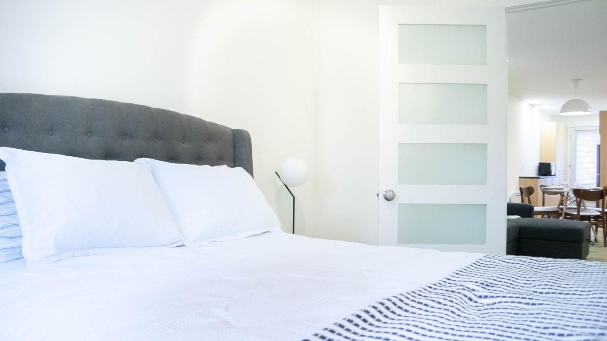 Lovely 1 Bed & Sofa Bed In Plateau Steps From Laurier Metro Apartment *