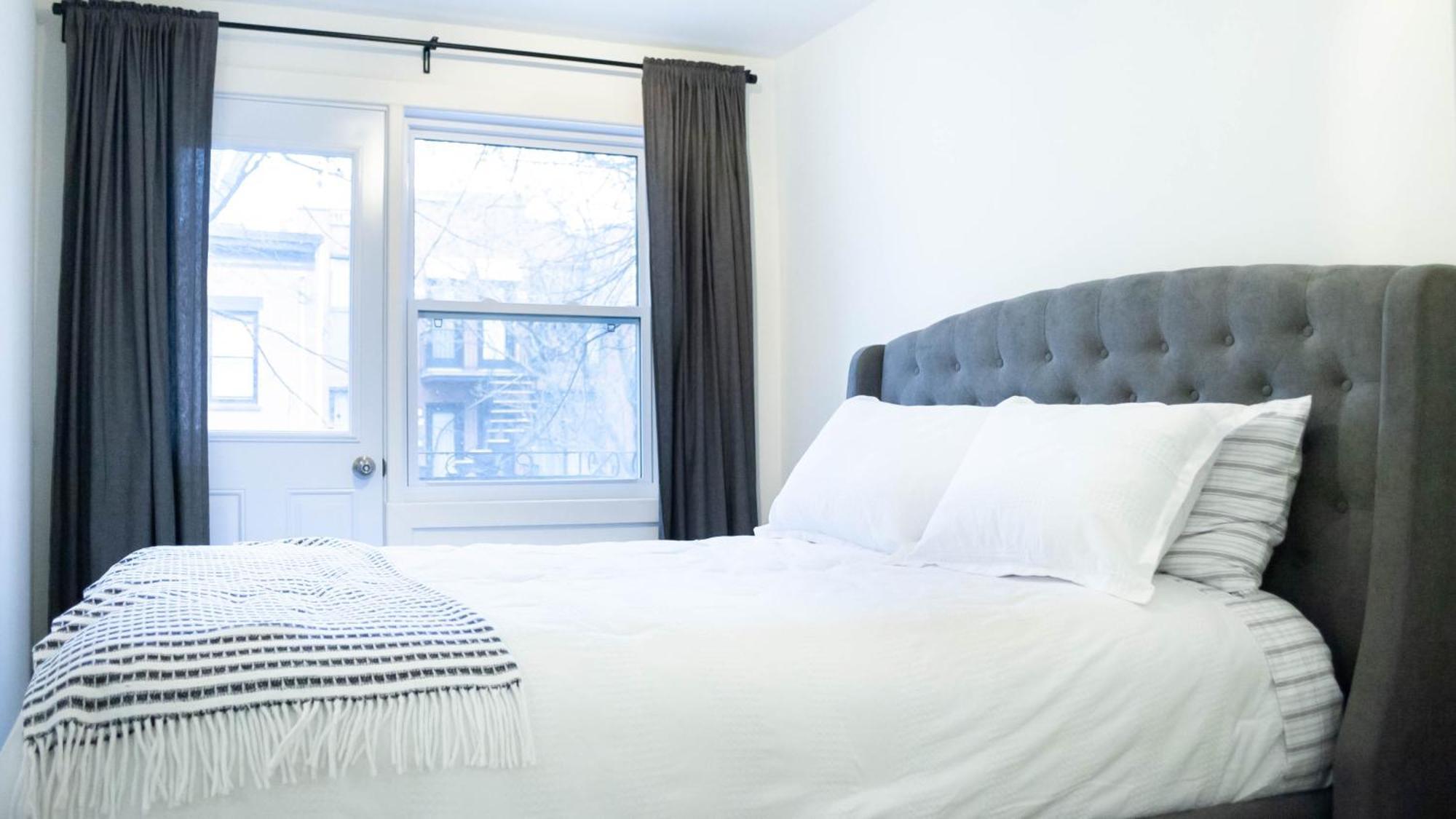 Lovely 1 Bed & Sofa Bed In Plateau Steps From Laurier Metro *