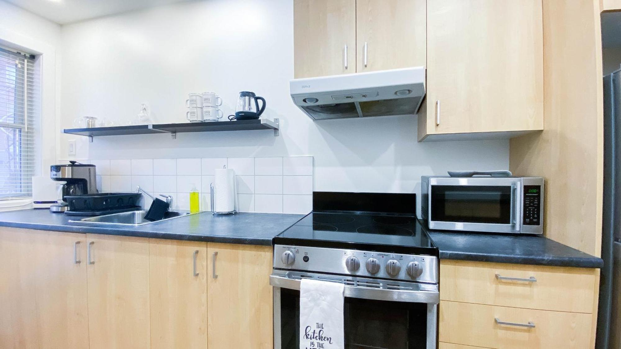 Lovely 1 Bed & Sofa Bed In Plateau Steps From Laurier Metro Apartment