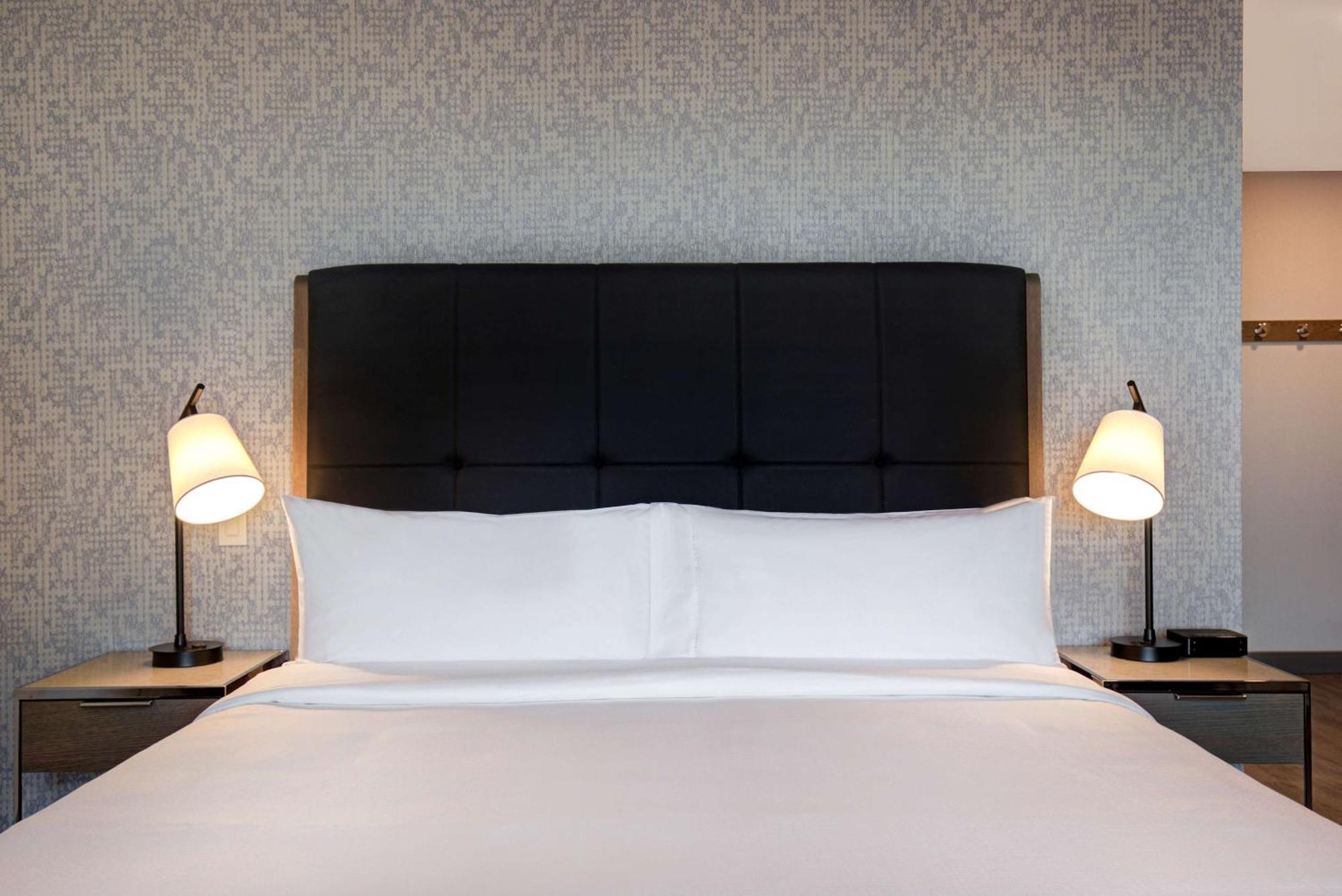 Hotel Homewood By Hilton Downtown Montreal