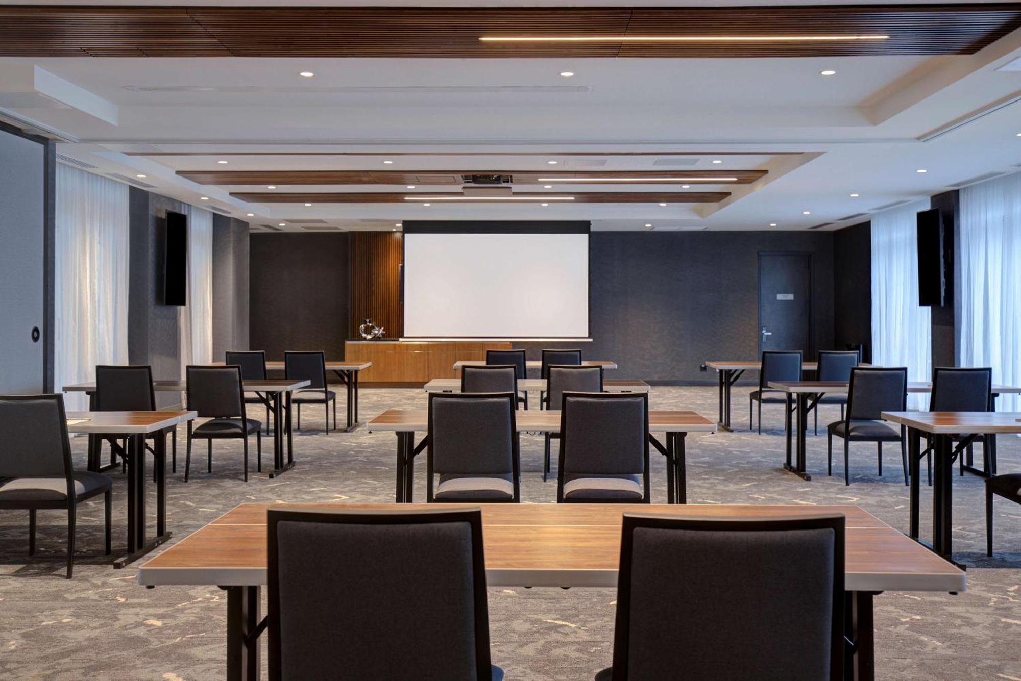 Homewood By Hilton Downtown Montreal