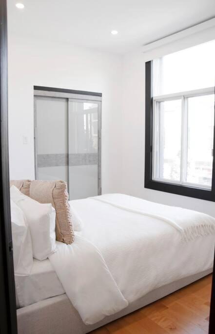 Upscale 3-bedroom Entire Unit In The Trendy Plateau Mont-royal Featuring A Magazine-worthy Kitchen & Opulent Living Spaces - 1