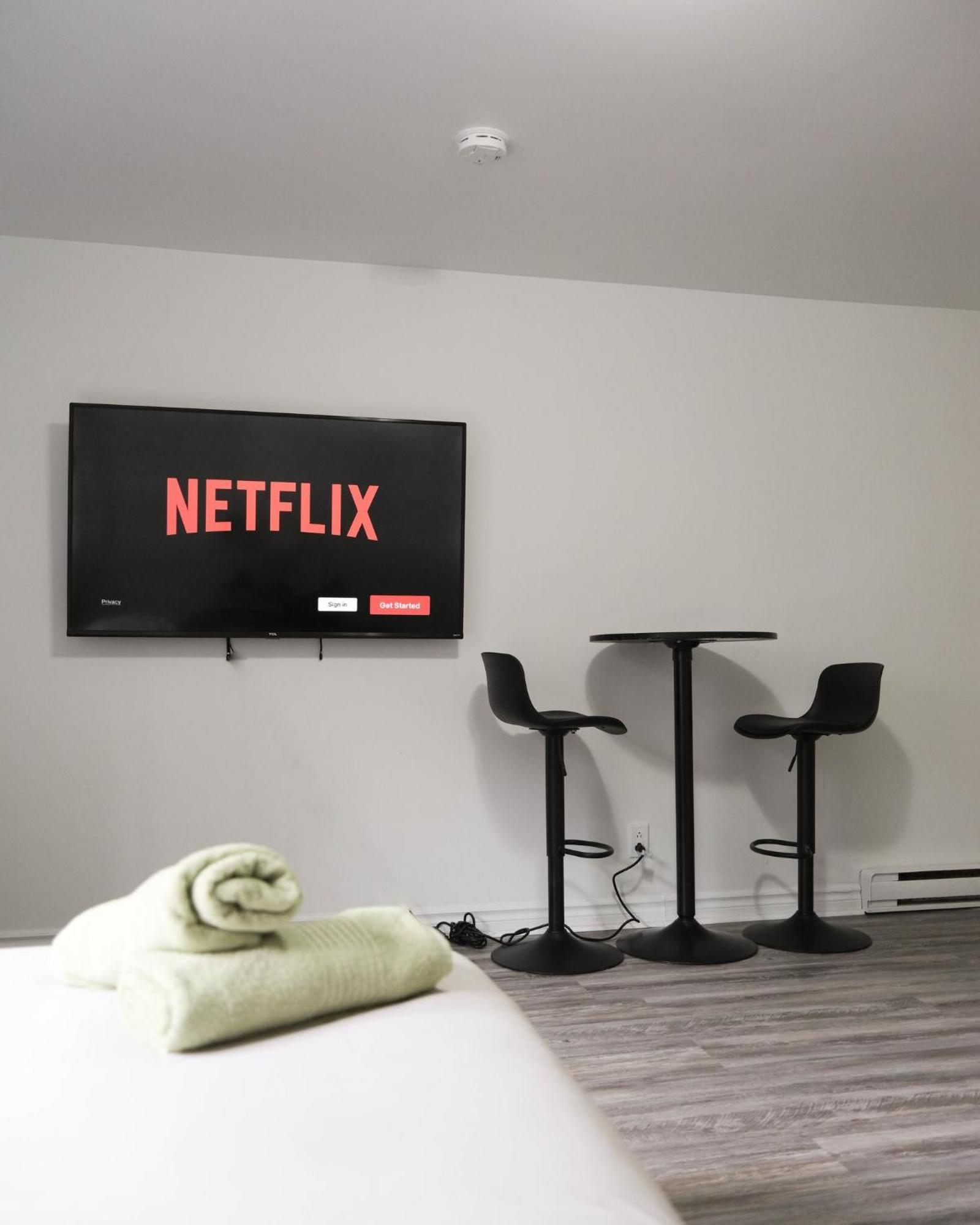 Studio With 1 Bed - 242 Montreal