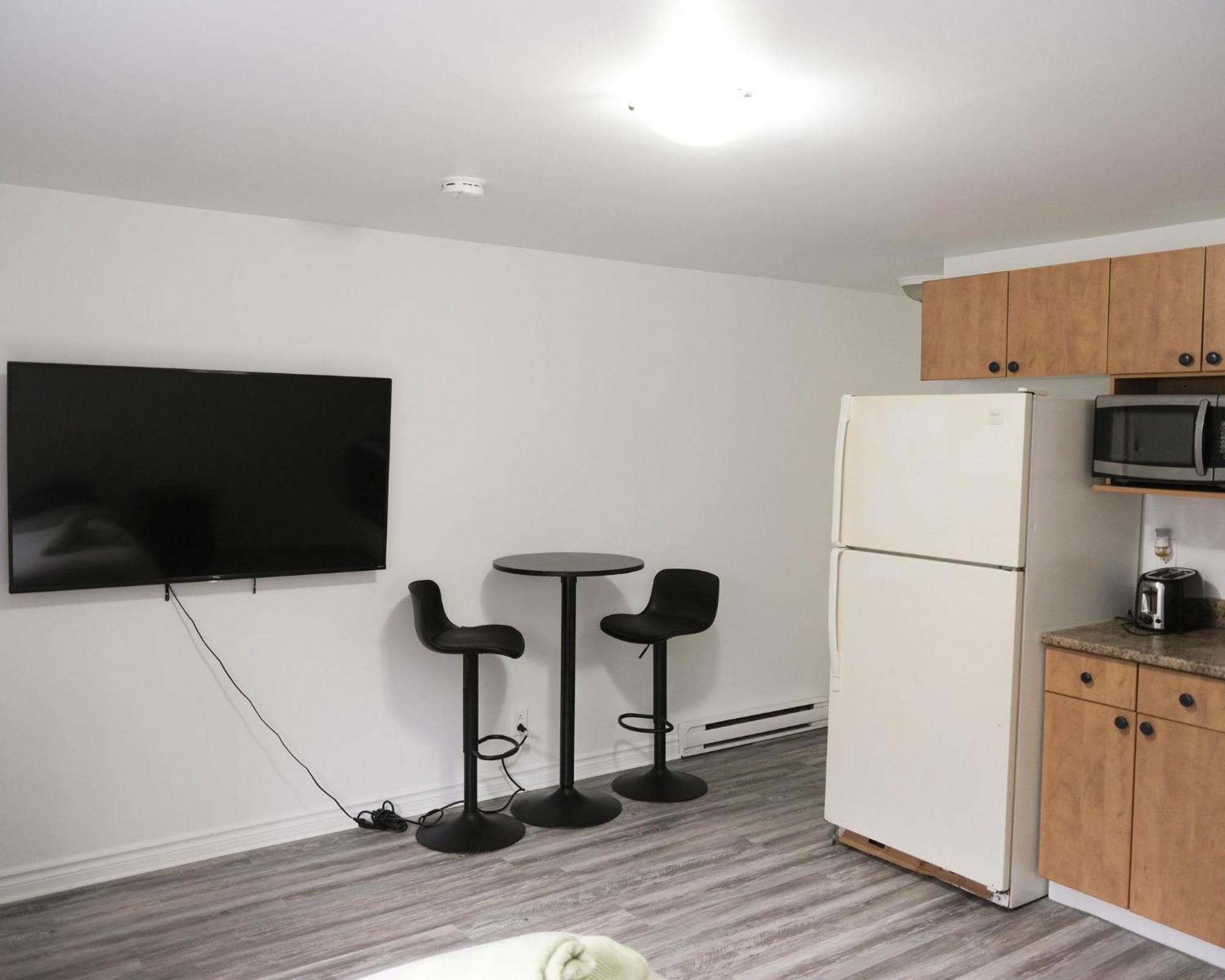 Studio With 1 Bed - 242 Montreal