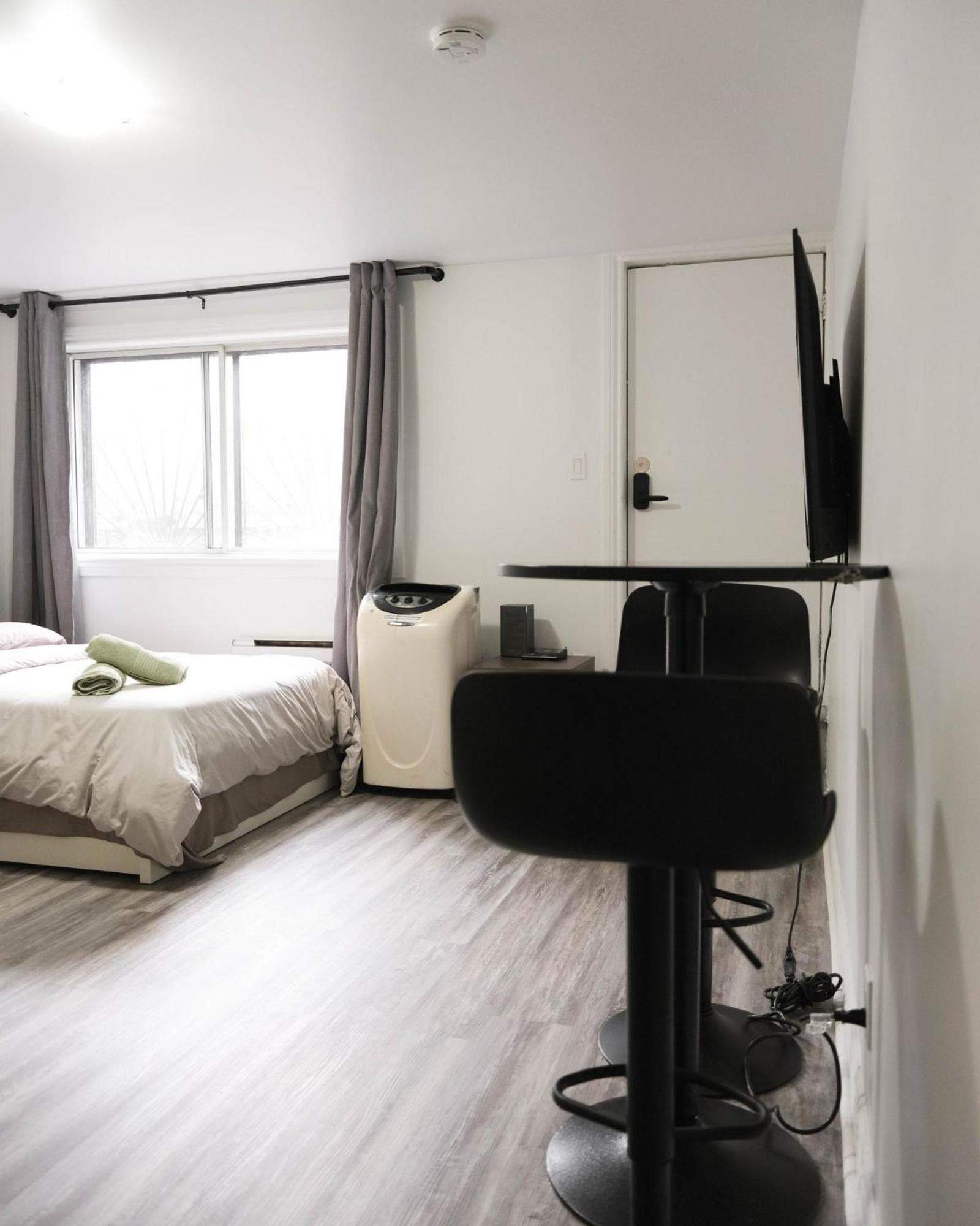 Apartment Studio With 1 Bed - 242 Montreal