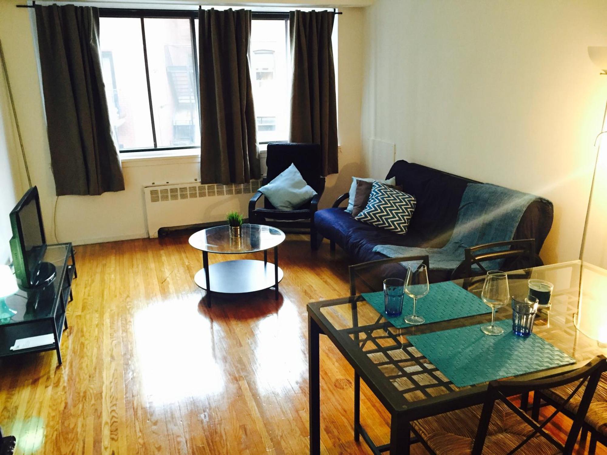 Stylish Apartment: Comfortable In The Golden Square Mile Apartment *