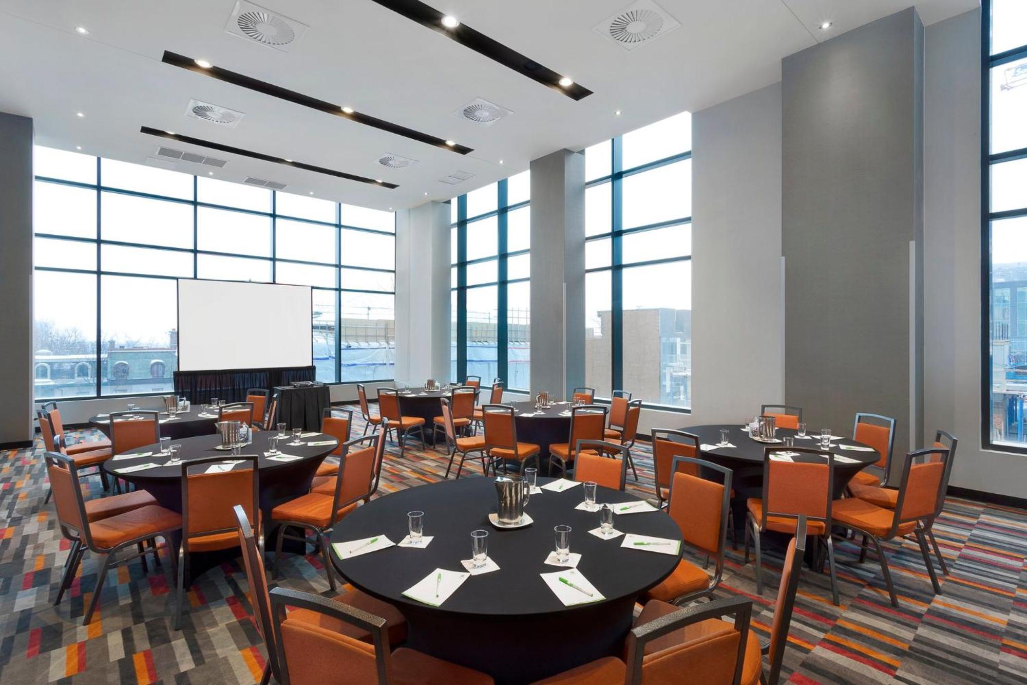 Holiday Inn Hotel & Suites - Montreal Centre-Ville Ouest By Ihg Hotel