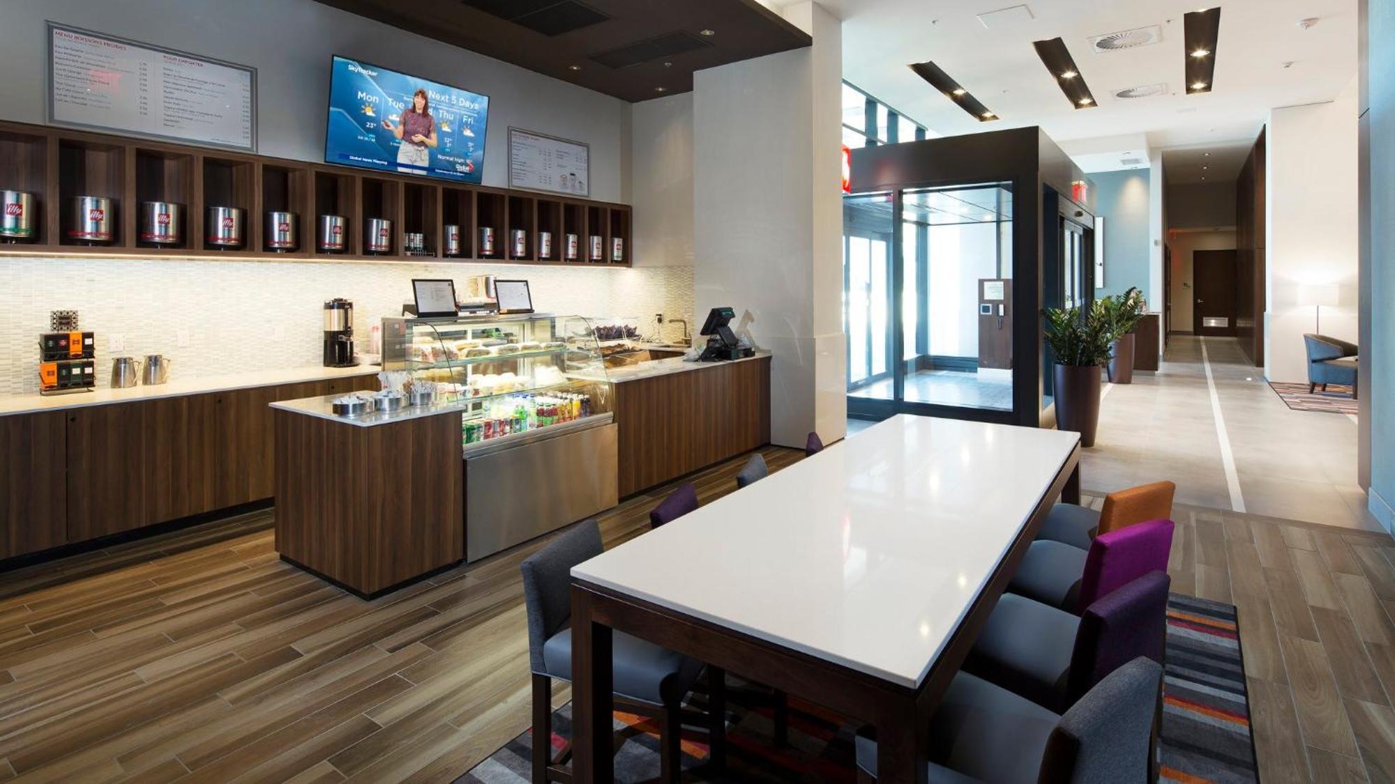 Holiday Inn Hotel & Suites - Montreal Centre-Ville Ouest By Ihg Hotel 4*
