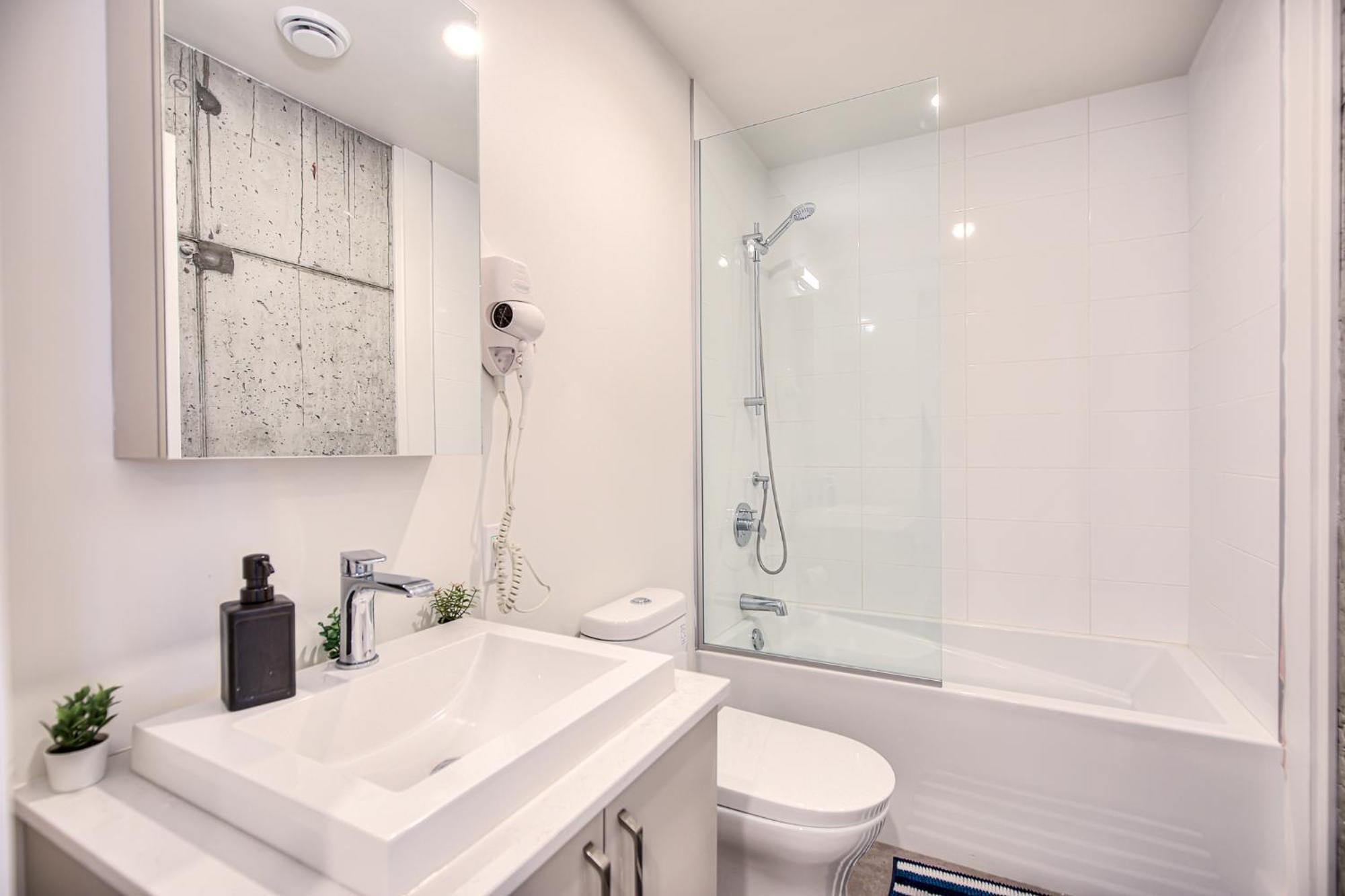 2br+gym For Vip Corporate & Students Downtown Mtl Apartment Montreal