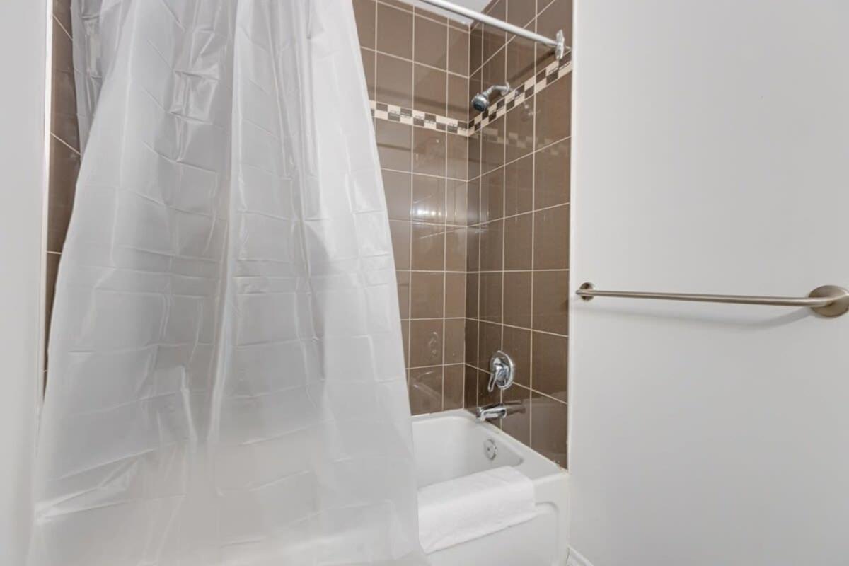 M11 Gorgeous Bright Corner 2br In Heart Of Mtl