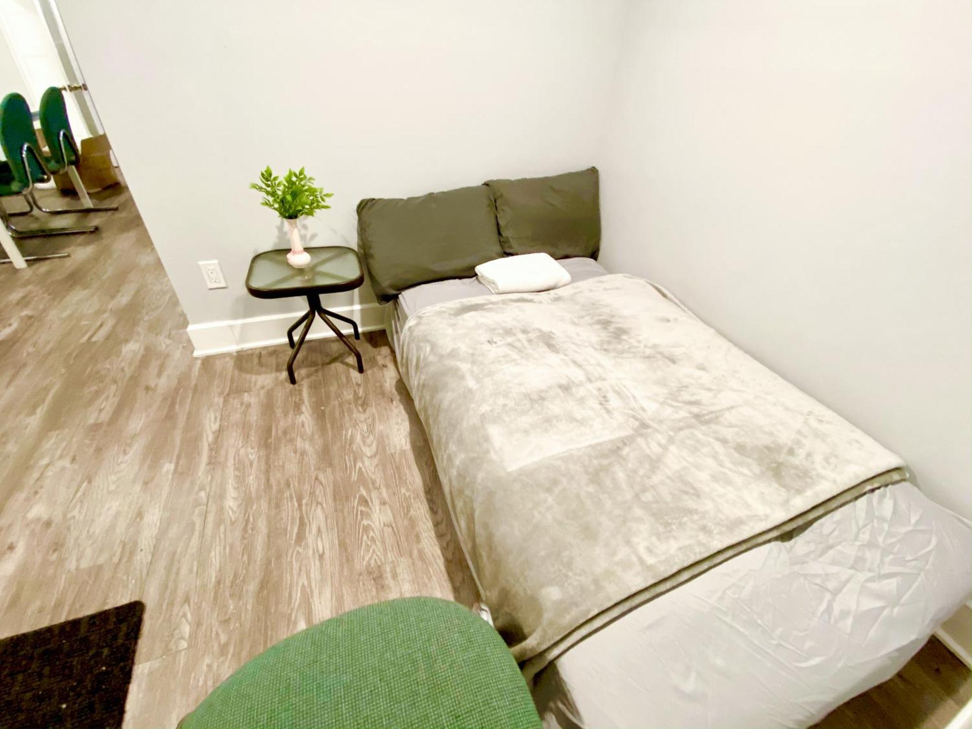 Entire Near Downtown & Trudeau Yul Airport Apartment *