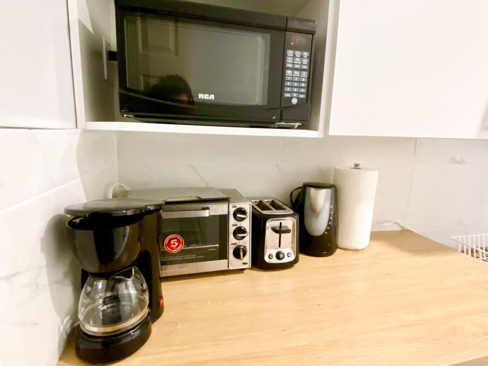 Entire Near Downtown & Trudeau Yul Airport Apartment *