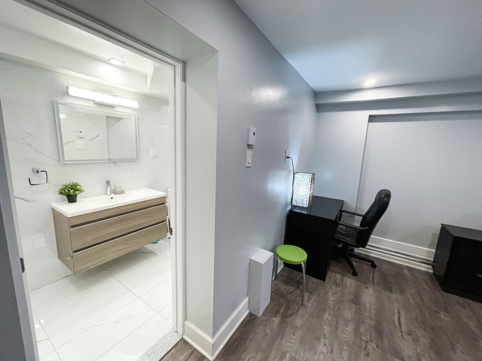 Entire Near Downtown & Trudeau Yul Airport Apartment