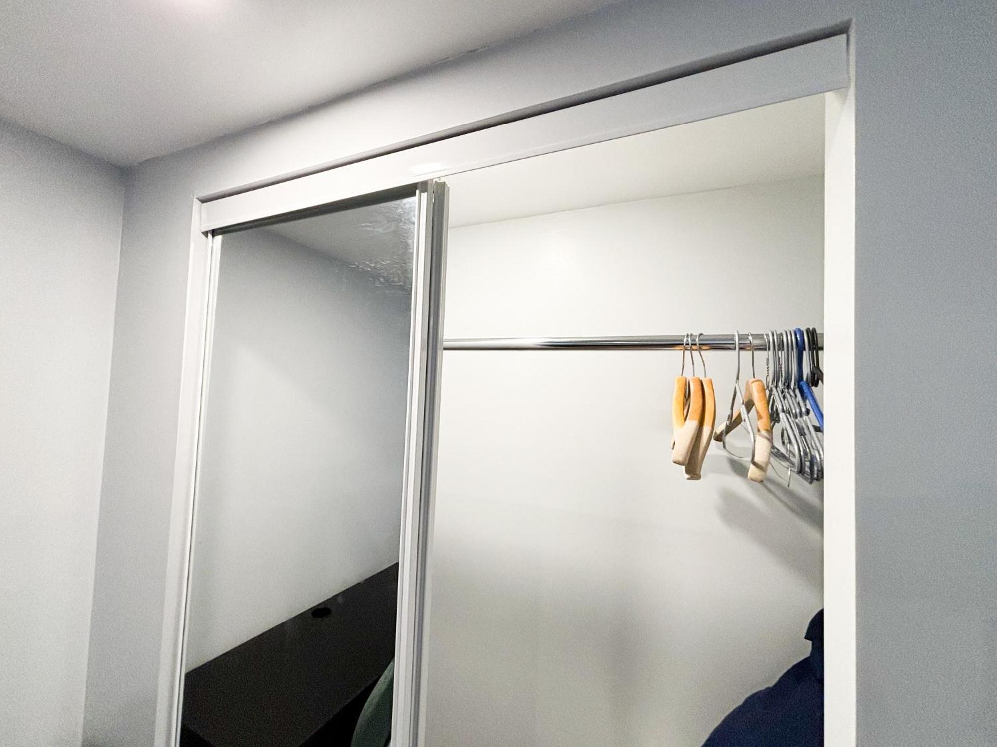 Entire Near Downtown & Trudeau Yul Airport Apartment *