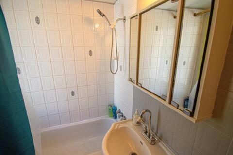 With 2 Beds - 1622a Apartment Montreal