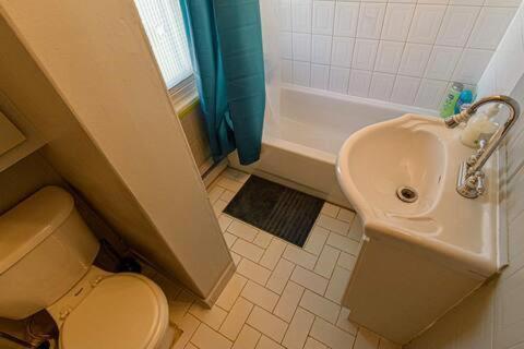 Apartment With 2 Beds - 1622a Montreal