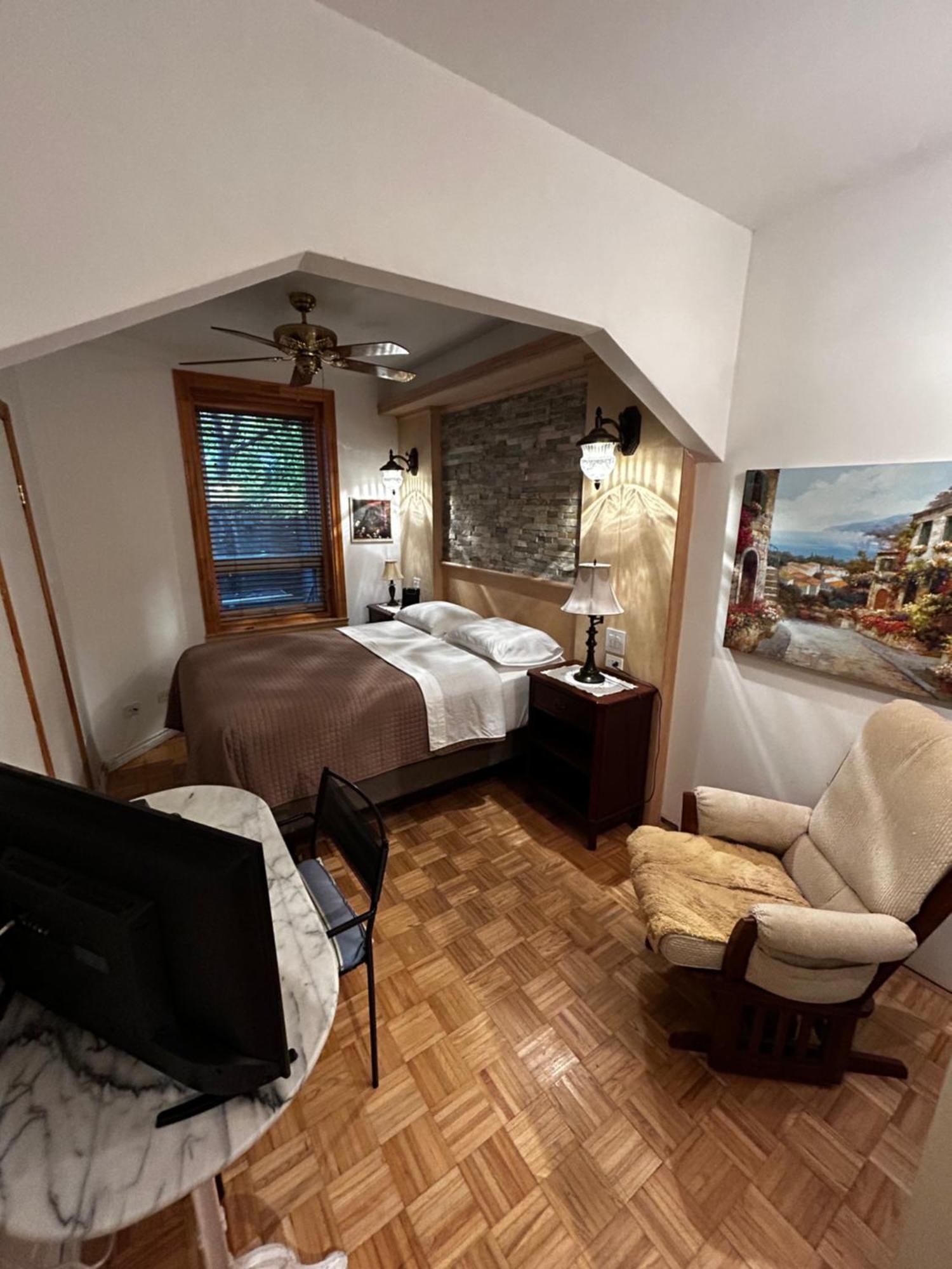 Le Sieur De Joliette Bed & Breakfast Montreal