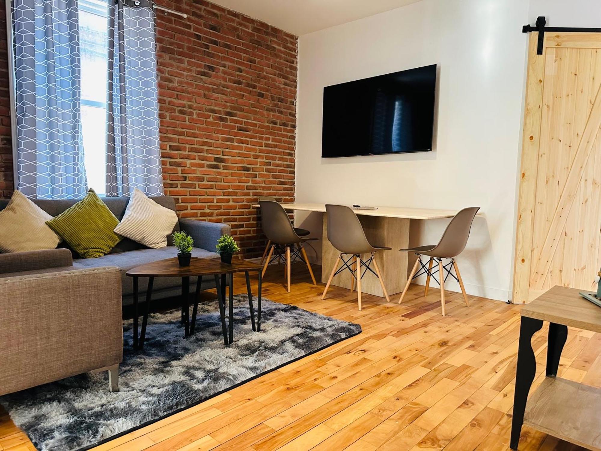 Lovely 3 Bedrooms In Heart Of Plateau Mont-royal * Montreal