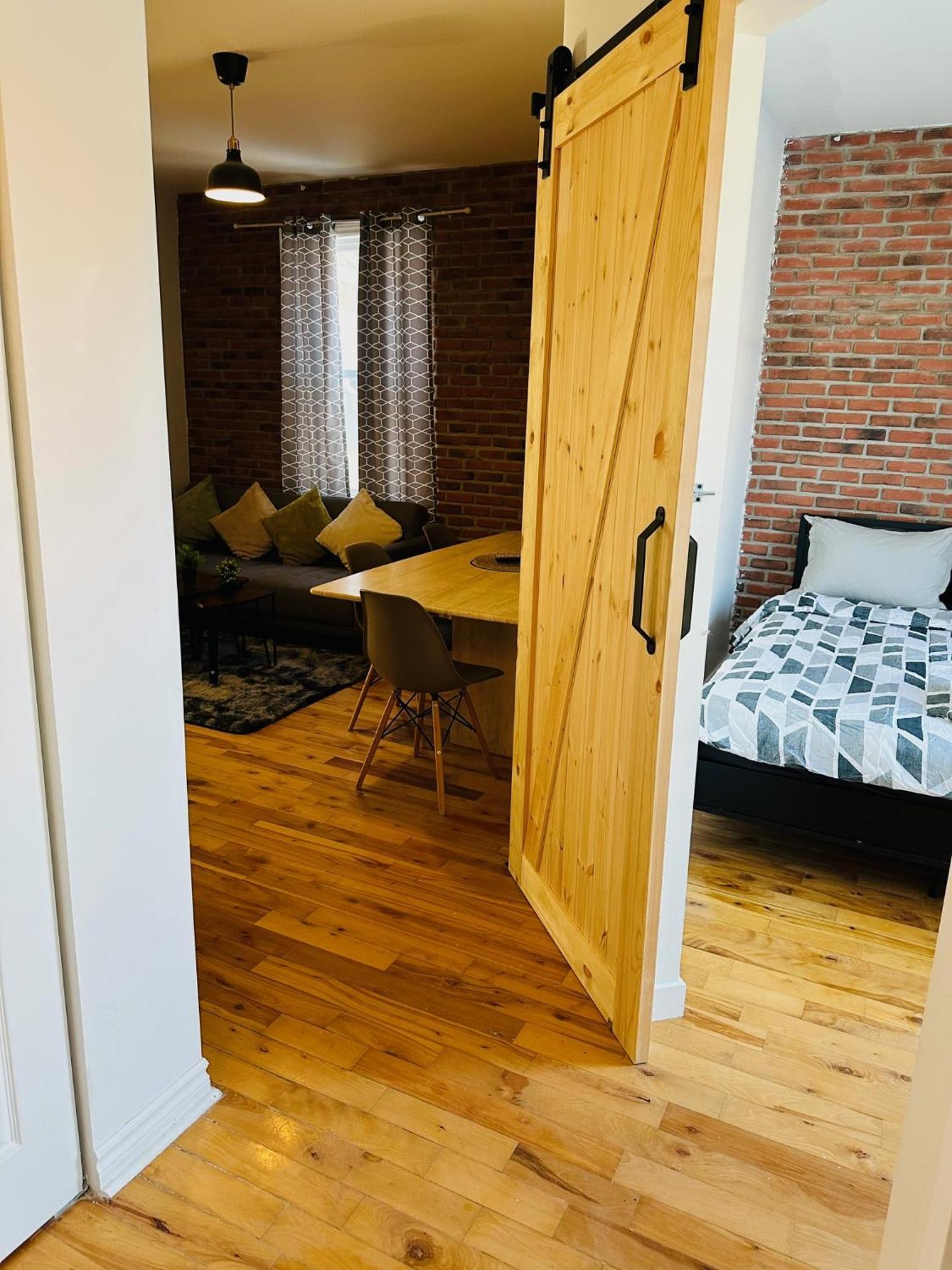 Lovely 3 Bedrooms In Heart Of Plateau Mont-royal Apartment *