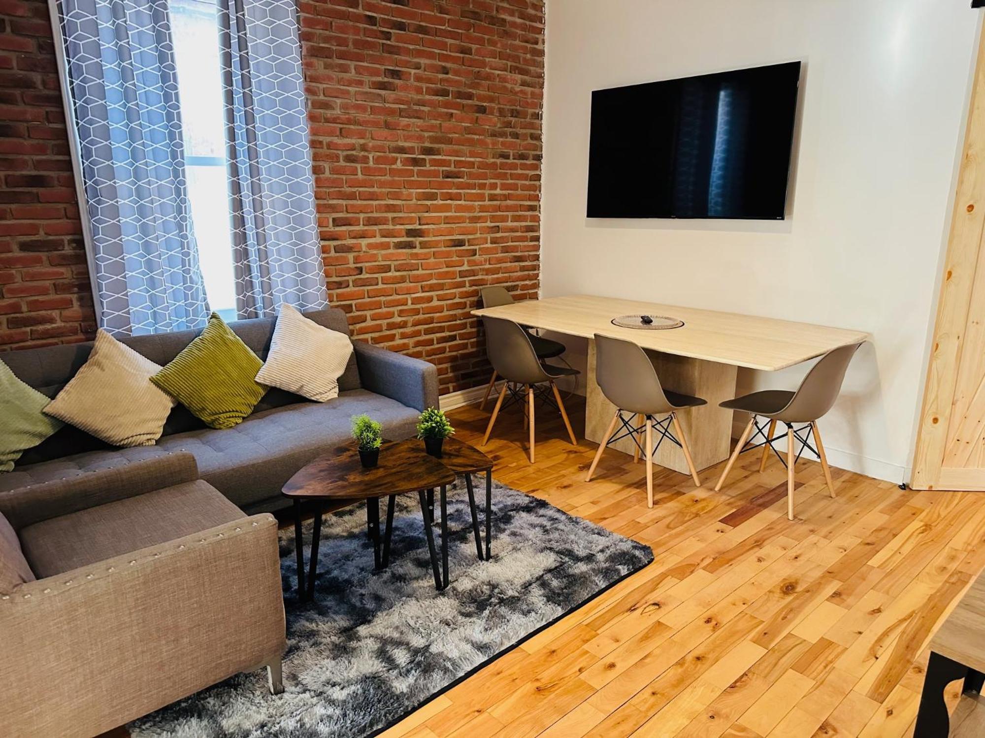 Lovely 3 Bedrooms In Heart Of Plateau Mont-royal Apartment