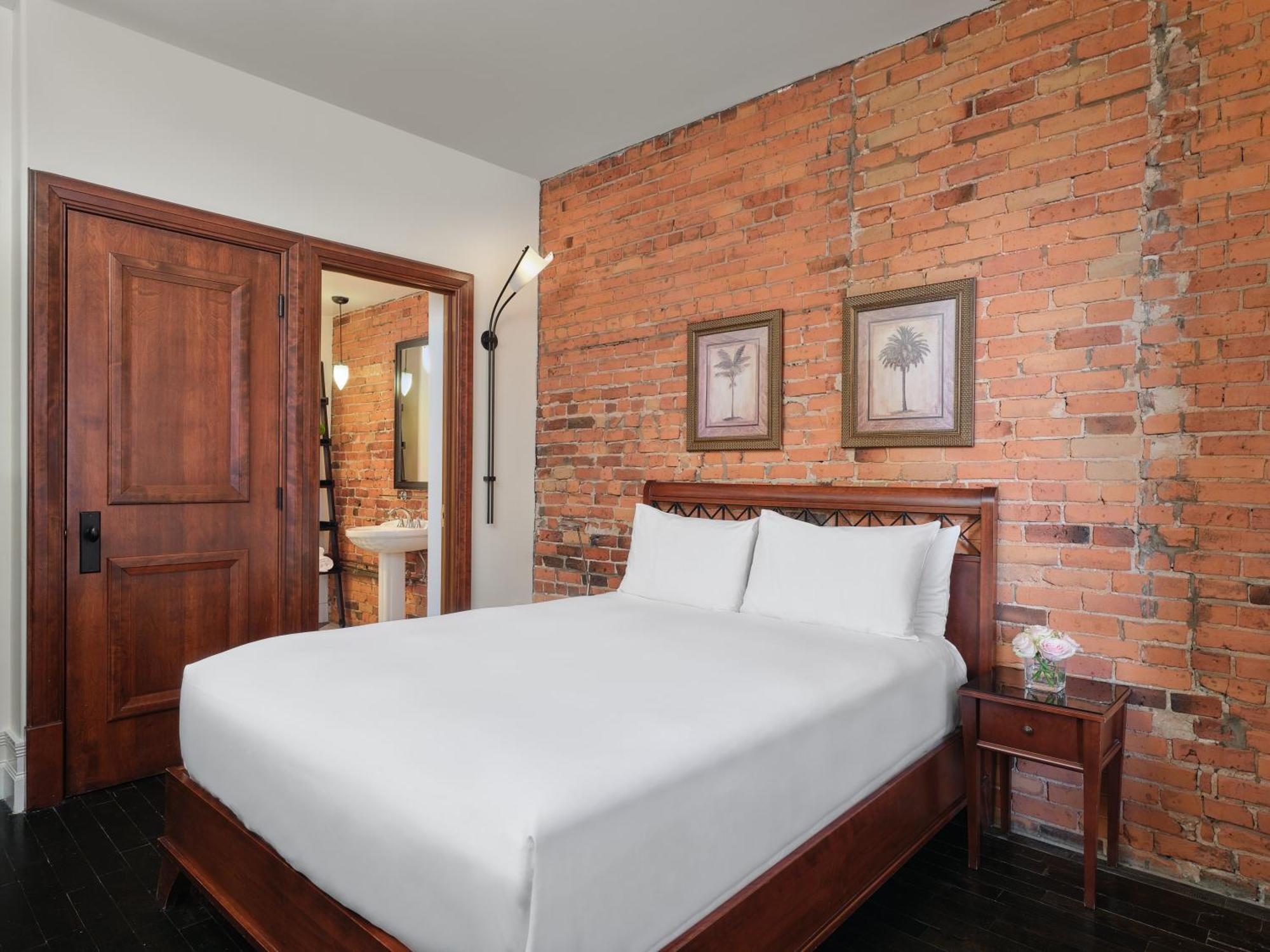 Place D'armes Hotel Montreal