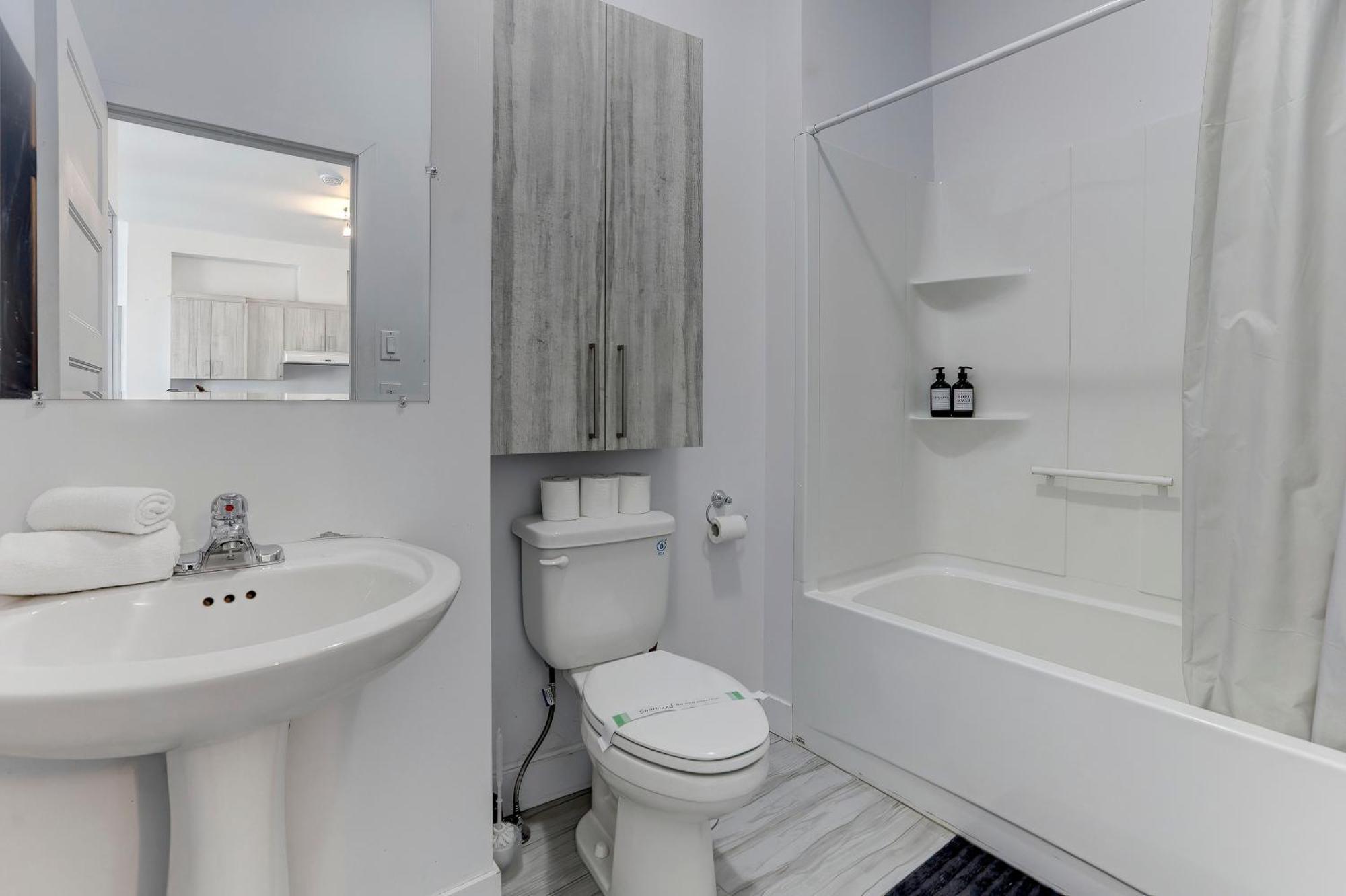Apartment Chic And Spacious 3 Bedroom In Griffintown Montreal