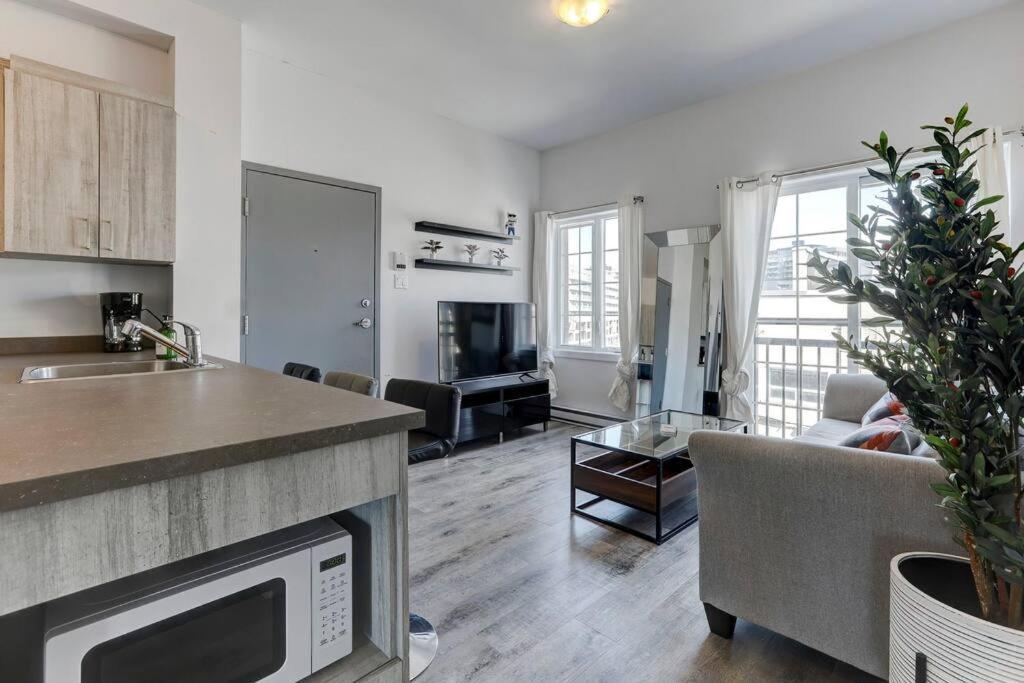 Chic And Spacious 3 Bedroom In Griffintown