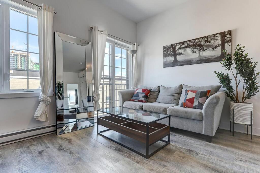 Chic And Spacious 3 Bedroom In Griffintown Apartment *