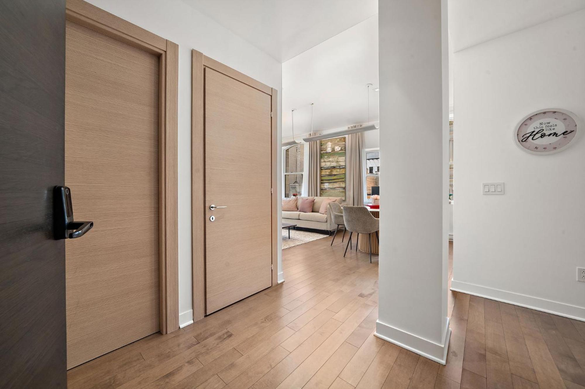 Apartment Old Montreal's Luxe Charm *