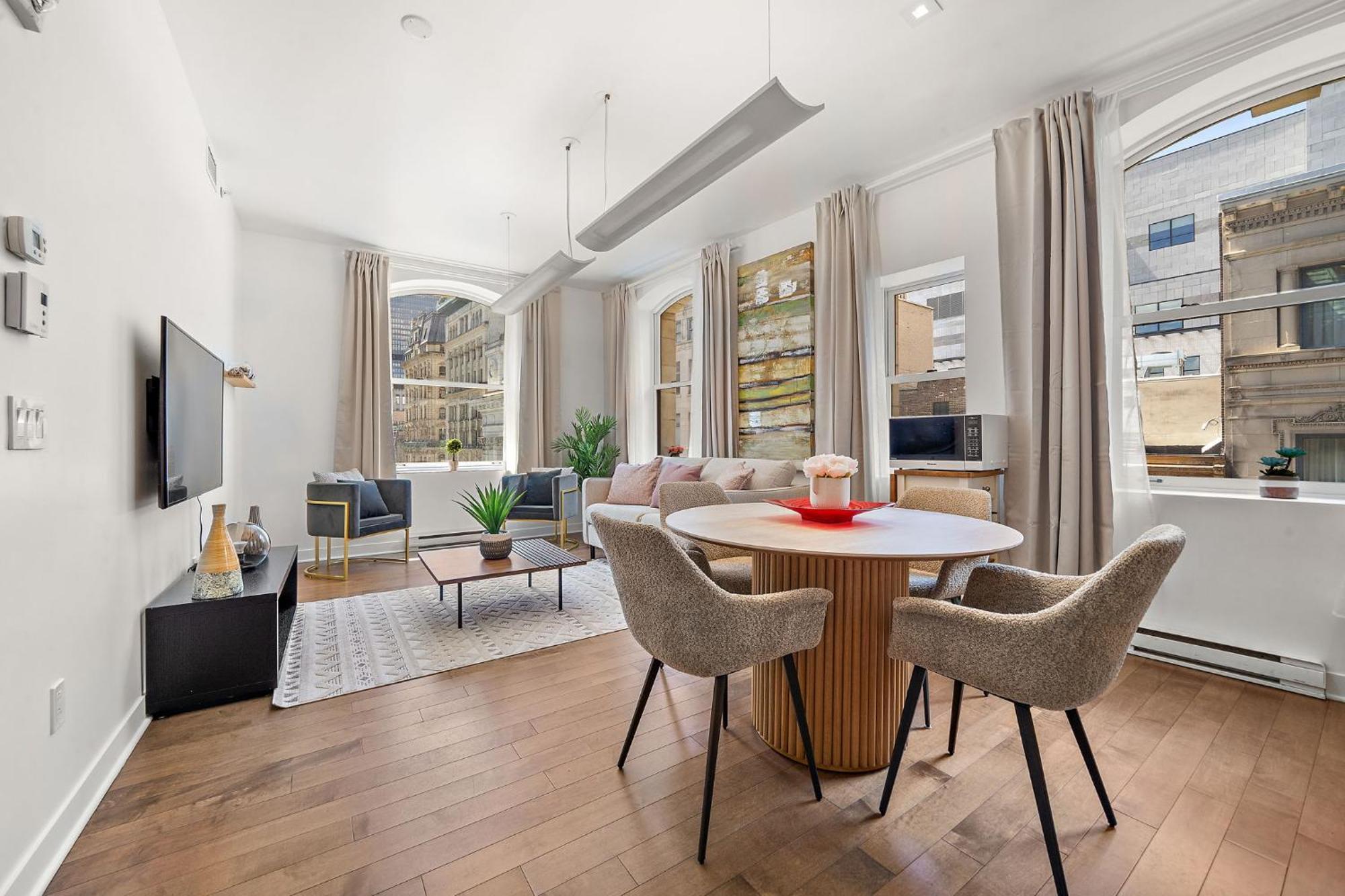 Apartment Old Montreal's Luxe Charm *