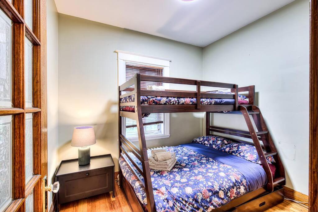 4bdr-2min Walk To Metro-free Parking-15min To Dt * Montreal