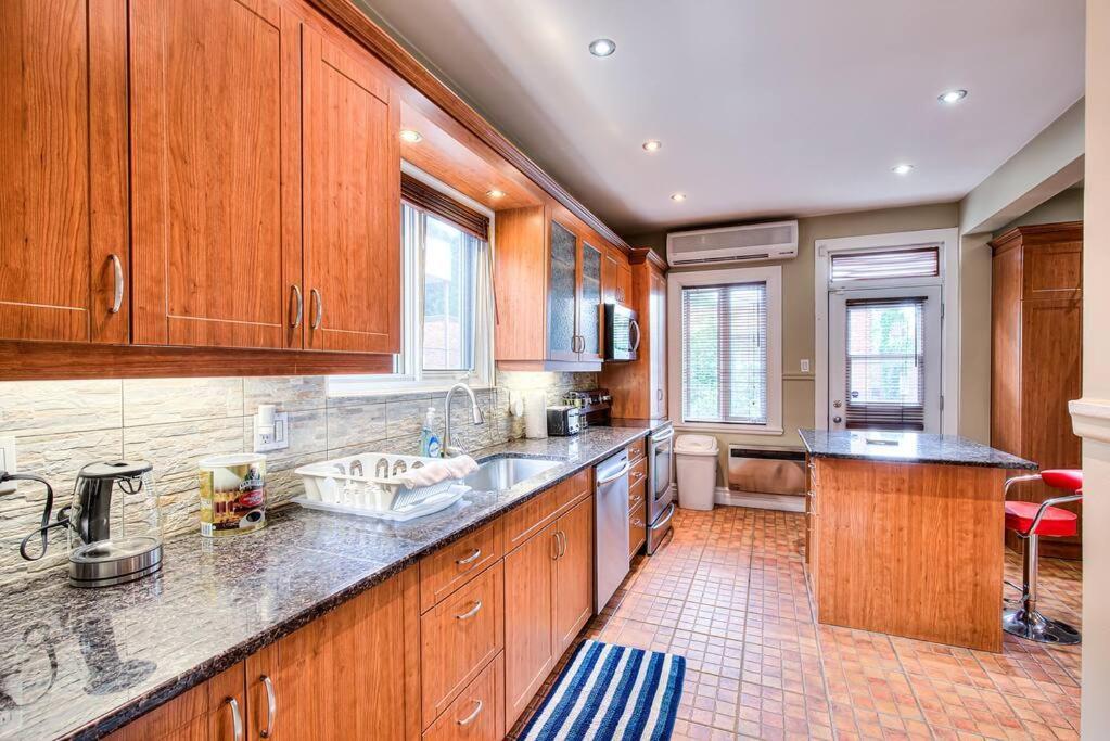 4bdr-2min Walk To Metro-free Parking-15min To Dt * Montreal