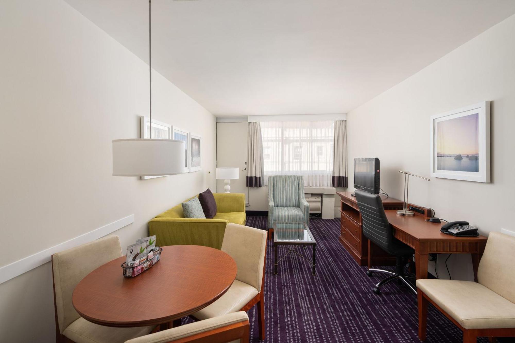2170 Lincoln Downtown 4*