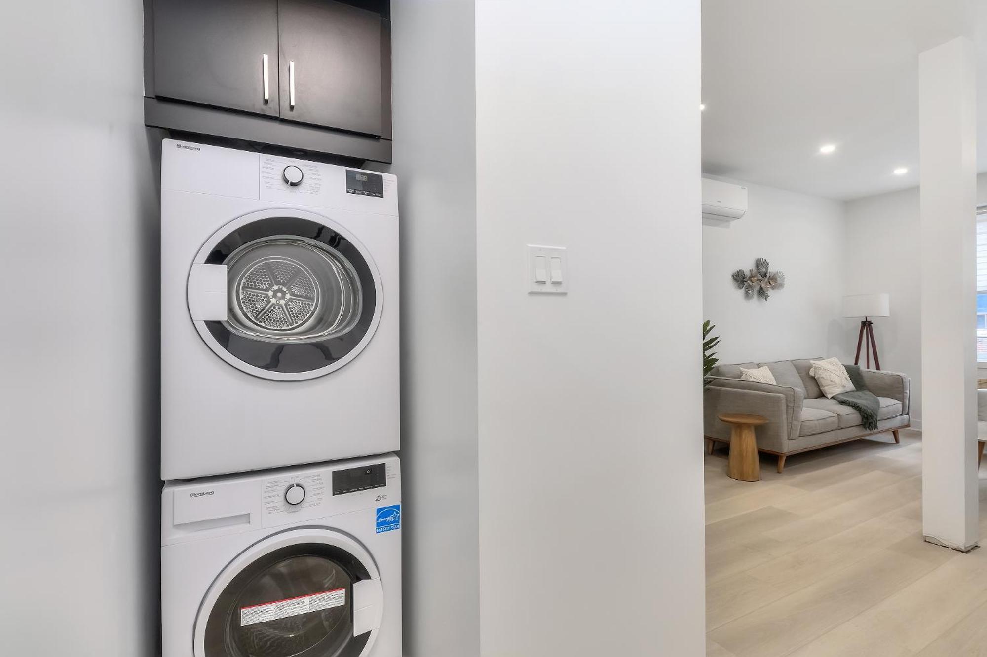 Free Indoor Parking Boho Chic And Spacious 2 Bedroom Heart Of Downtown *
