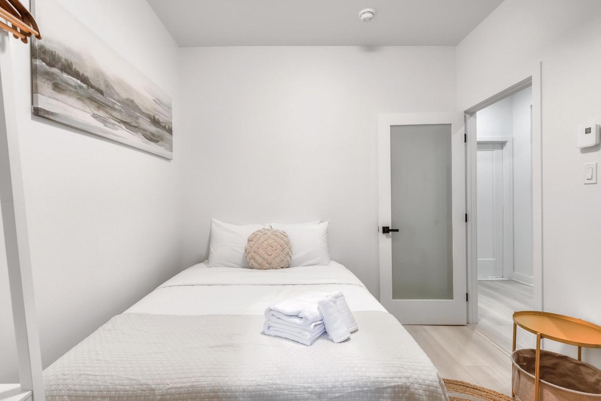 Free Indoor Parking Boho Chic And Spacious 2 Bedroom Heart Of Downtown * Montreal