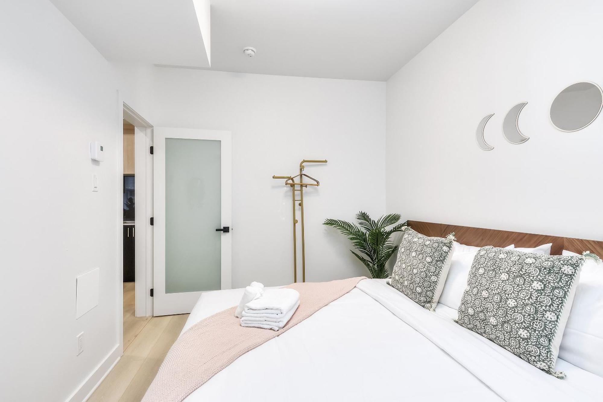 Apartment Free Indoor Parking Boho Chic And Spacious 2 Bedroom Heart Of Downtown