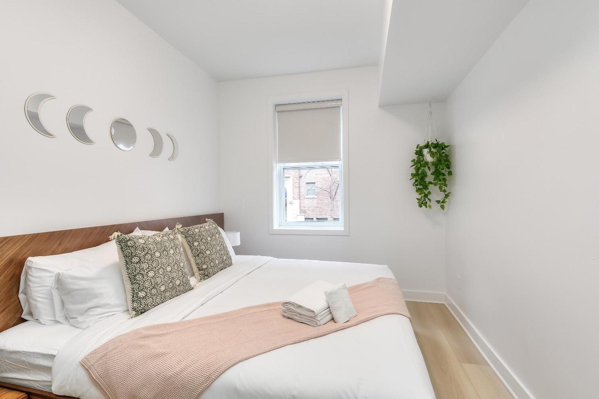 Free Indoor Parking Boho Chic And Spacious 2 Bedroom Heart Of Downtown Apartment *