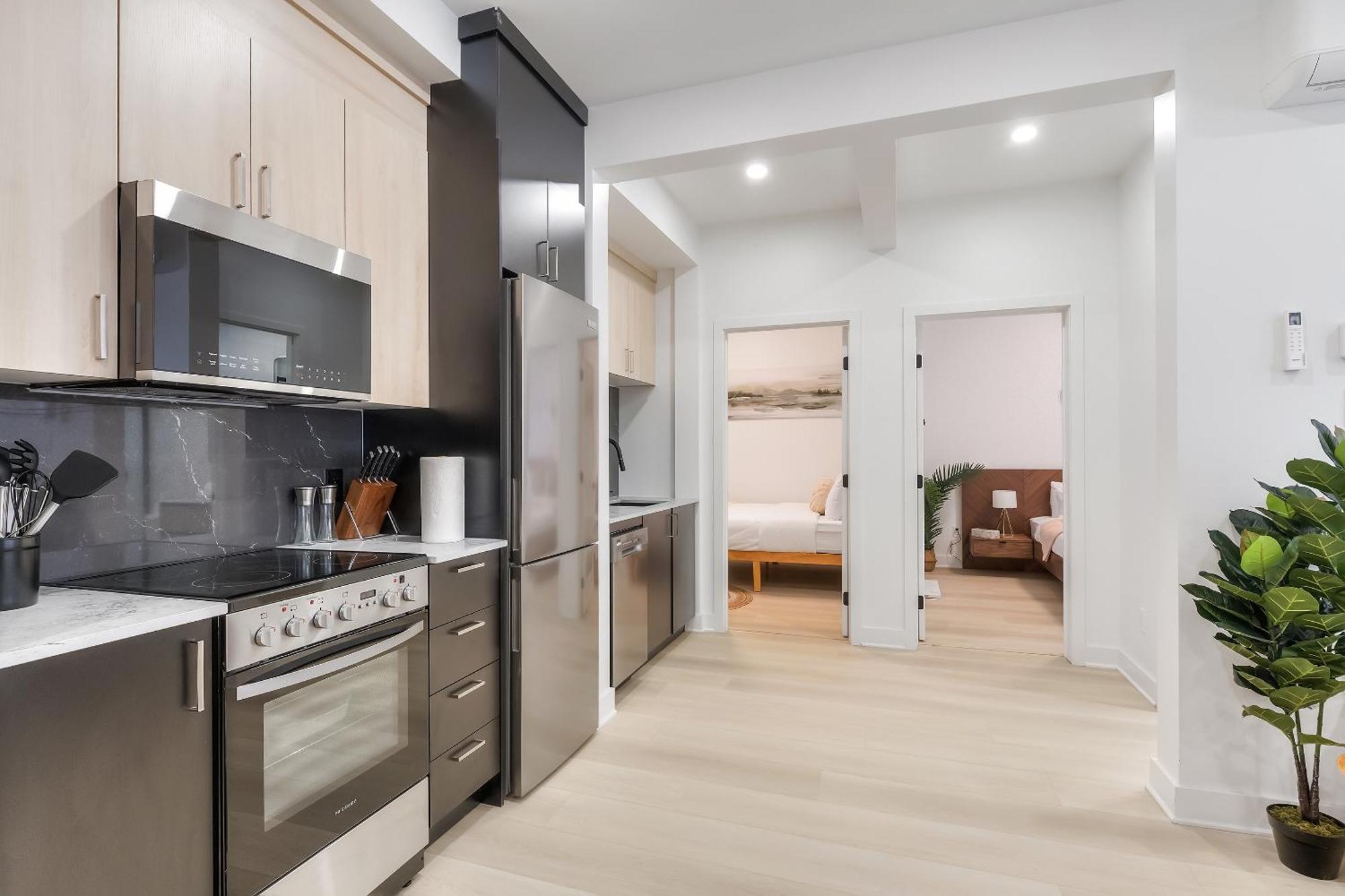 Free Indoor Parking Boho Chic And Spacious 2 Bedroom Heart Of Downtown Apartment Montreal