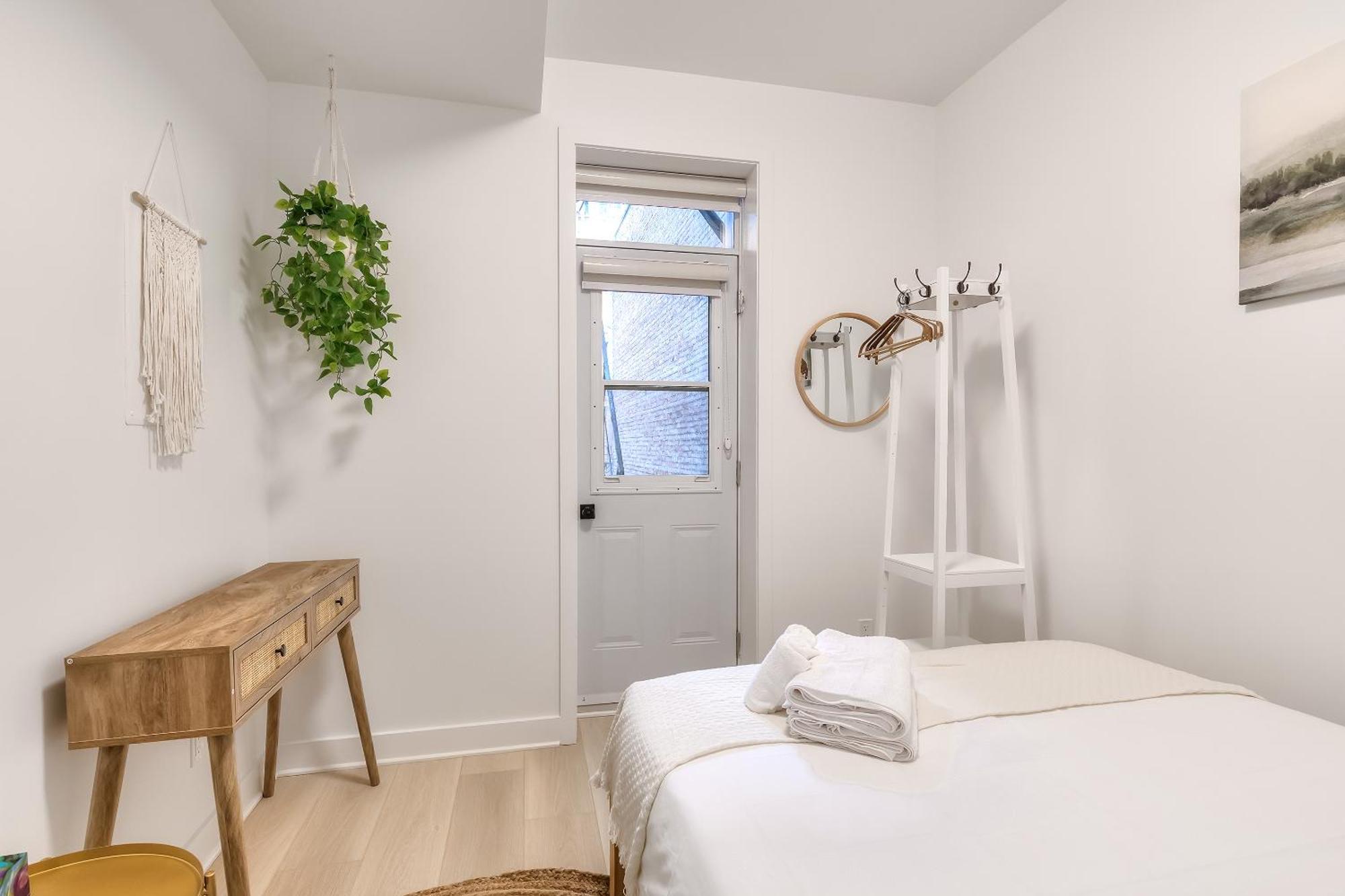 Free Indoor Parking Boho Chic And Spacious 2 Bedroom Heart Of Downtown * Montreal