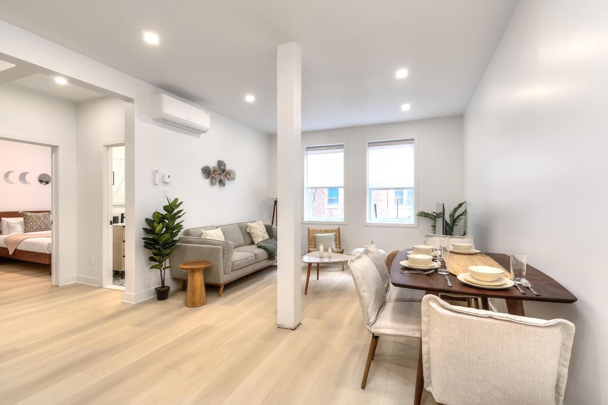 Free Indoor Parking Boho Chic And Spacious 2 Bedroom Heart Of Downtown Apartment *
