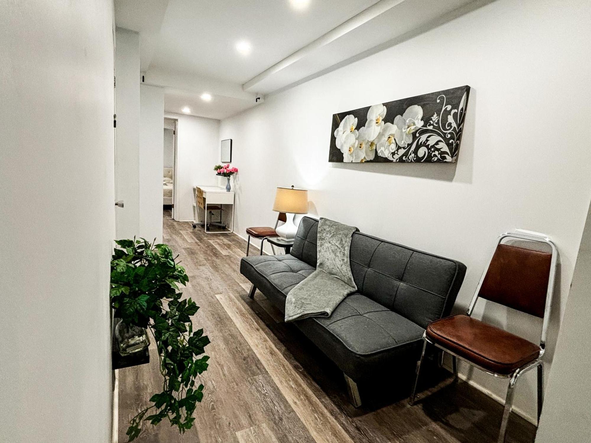Entire Near Downtown & Trudeau Yul Airport Apartment